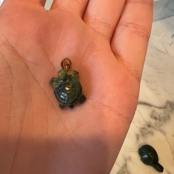 Set of 2 Green Stone Turtle Jewelry Pieces Pin and Necklace Pendant - Picture 11 of 16